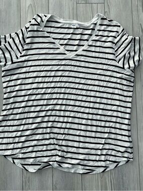 Old Navy Black & White Striped V-Neck Short Sleeve Top